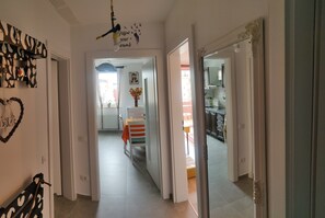 Interior - The Artist's Corner  was designed to provide you a warm relaxing place (Brașov)
