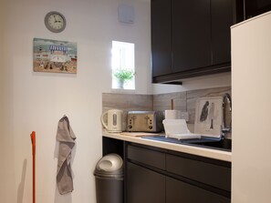 Kühlschrank, Mikrowelle, Wasserkocher mit Kaffee-/Teezubehör, Toaster