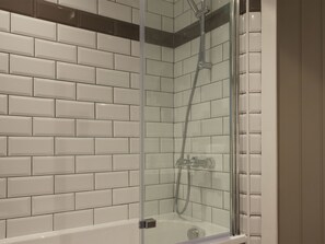 Duschwanne, kostenlose Toilettenartikel, Haartrockner, Handtücher