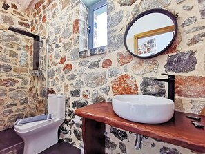 Regadera, secadora de cabello, toallas, shampoo 