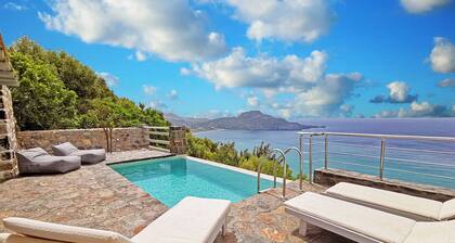 Uusi ylellinen huvila upealla merinäköalalla, oma uima-allas, lähellä rantaa ja tavernaa