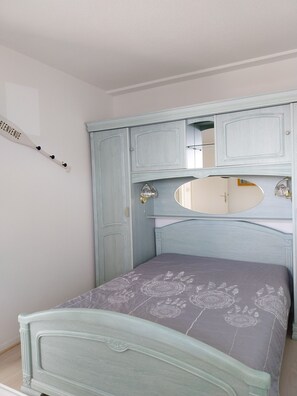 1 chambre, fer et planche à repasser, lit parapluie