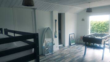 2 habitaciones y tabla de planchar con plancha