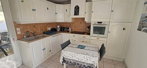 Køleskab, mikrobølgeovn, ovn, kogeplade