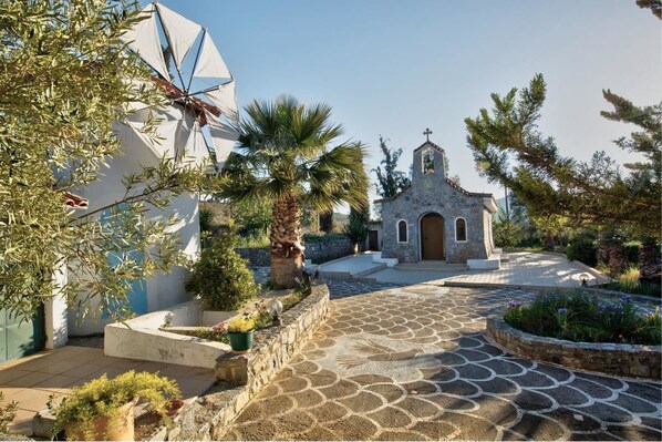 Property grounds - Villa AnnaMaria (Minoa Pediada)