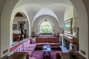 Una Smart TV, una chimenea, un reproductor de DVD, libros