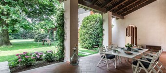 Villa Marianna med basseng og golf- og tennisbaner i nærheten.