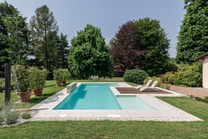 Outdoor pool - Beautiful villa with pool surrounded by nature near Golf and Tennis courts (Beregazzo con Figliaro (Co))