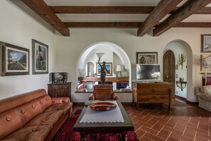 Una Smart TV, una chimenea, un reproductor de DVD, libros