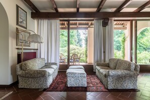 Una Smart TV, una chimenea, un reproductor de DVD, libros