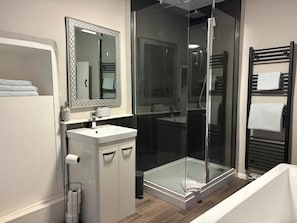 Badewanne, Haartrockner, Handtücher, Seife