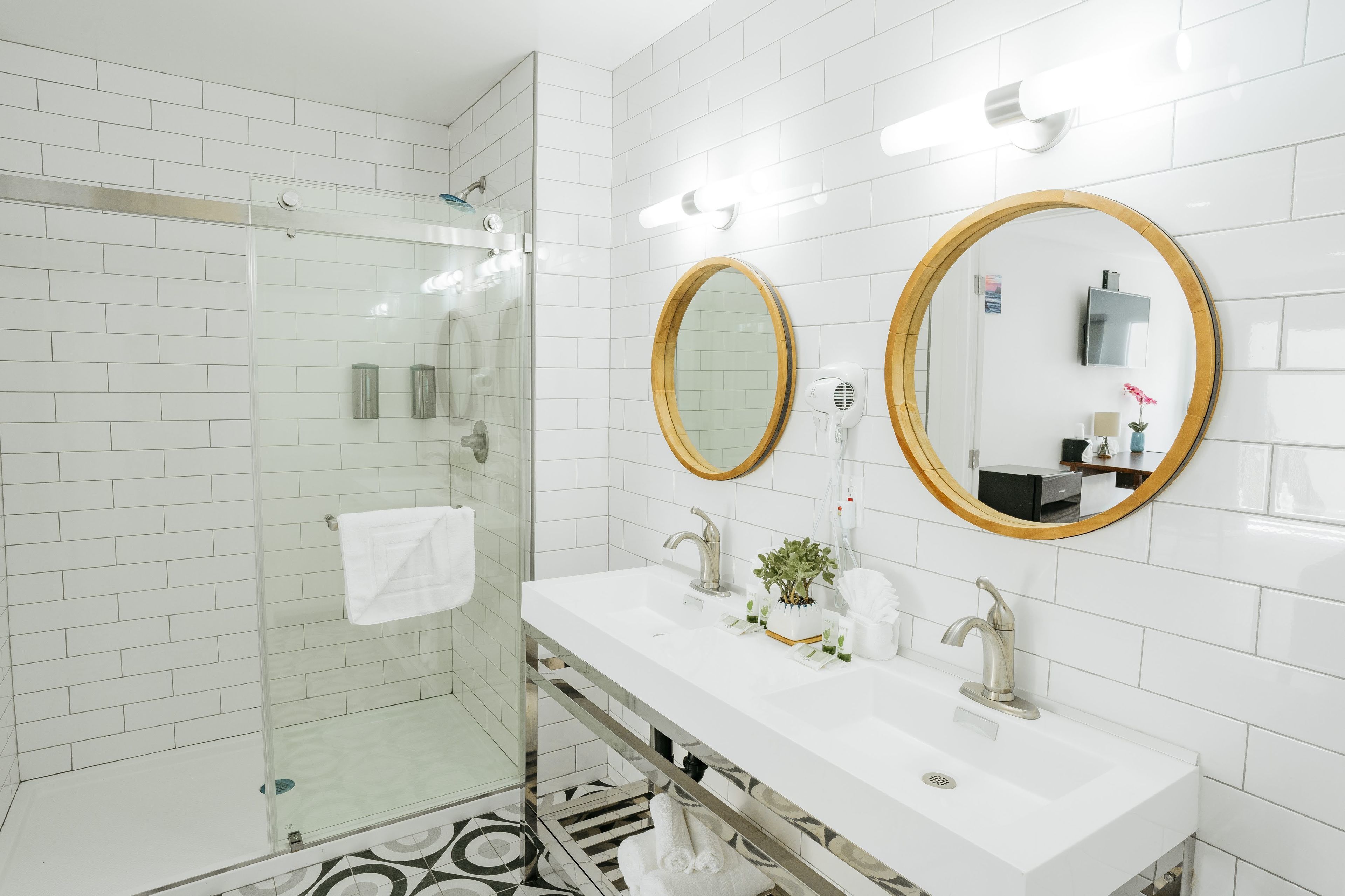 Deluxe-Doppelzimmer, 2 Queen-Betten, Nichtraucher | Dusche im Bad