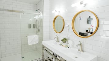 Deluxe-Doppelzimmer, 2 Queen-Betten, Nichtraucher | Dusche im Bad