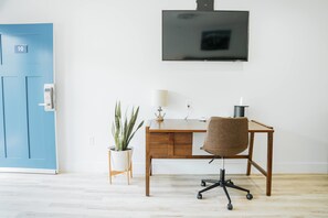 Television - The Belmont Shore Inn (Long Beach)