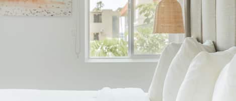Deluxe Room, 1 King Bed, Non Smoking | Premium bedding, pillowtop beds, desk, blackout drapes