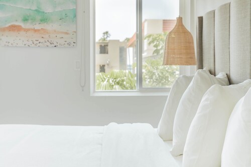 The Belmont Shore Inn