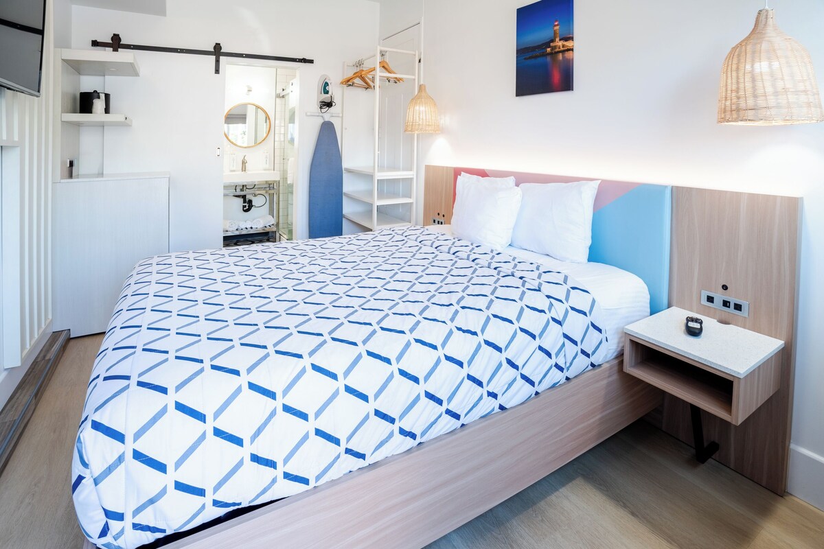 Deluxe Room, 1 Queen Bed, Non Smoking | Premium bedding, pillowtop beds, desk, blackout drapes