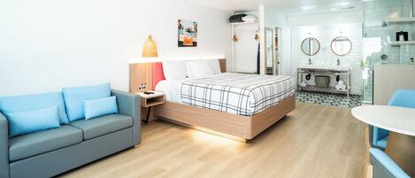Quarto superior, 1 cama King e sofá-cama, para não fumantes | Roupas de cama premium, camas com colchões pillow-top, escrivaninha