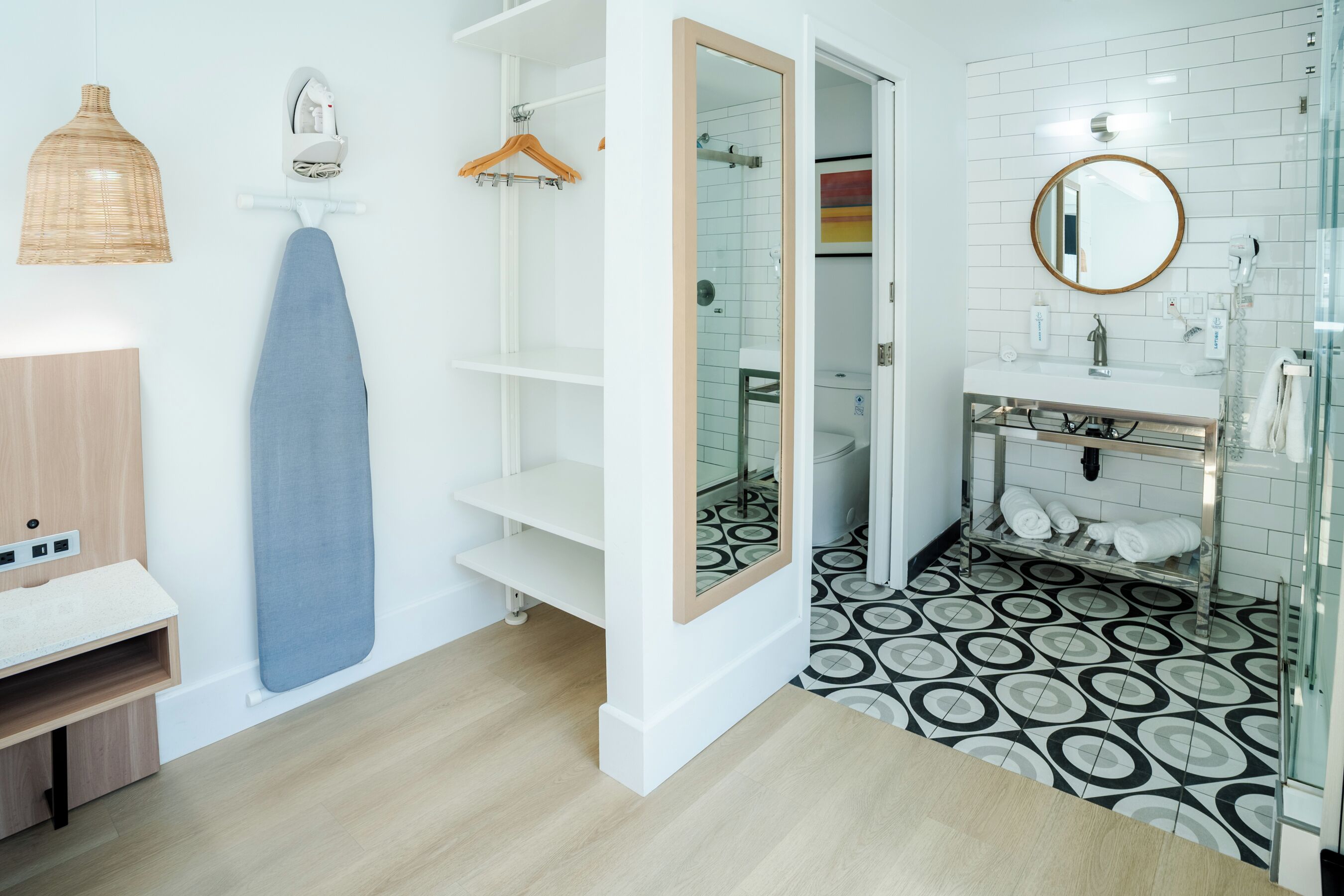 Deluxe Room, 1 King Bed, Non Smoking | Bathroom | Shower, rainfall showerhead, free toiletries, hair dryer