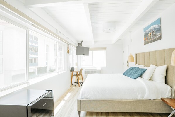 Deluxe Room, 1 King Bed, Non Smoking | Premium bedding, pillowtop beds, desk, blackout drapes - The Belmont Shore Inn (Long Beach)