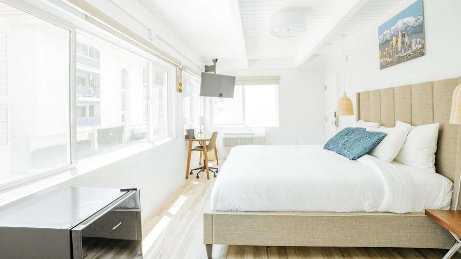 The Belmont Shore Inn