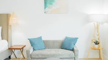 Habitación superior, 1 cama de matrimonio grande con sofá cama, no fumadores | Zona de estar | Una televisión de plasma