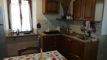 Frigorifero, forno, piano cottura, macchina per tè/caffè