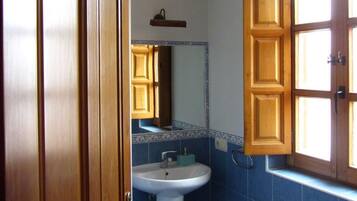 Sèche-cheveux, serviettes fournies, savon, shampoing