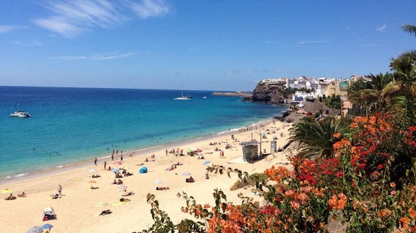 Playa en los alrededores, camastros y toallas de playa