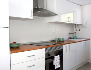 Refrigerador, horno, parrilla de estufa y cafetera y tetera