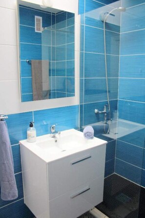 Regadera, secadora de cabello, toallas 