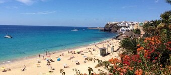 Lys og venlig hjørnehus over Morro Jable havn