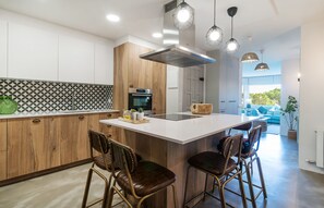 Refrigerador, microondas, horno, placa de cocina