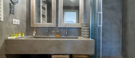 Ensemble baignoire-douche, séchoir à cheveux, bidet, serviettes fournies