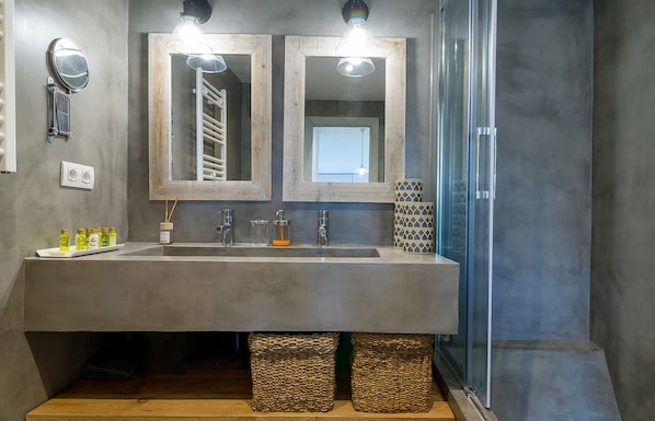 Combined shower/tub, hair dryer, bidet, towels