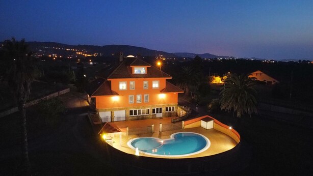 A large house with a swimming pool, surrounded by hills and a clear sky. - Finca Canal, Rural Villa in the Comarca de la Sidra (Quintueles)