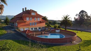 A large house with a swimming pool and a well-maintained lawn. - Finca Canal, Rural Villa in the Comarca de la Sidra (Quintueles)