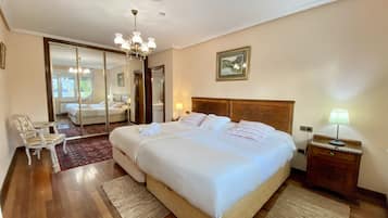 7 bedrooms, desk, soundproofing, iron/ironing board