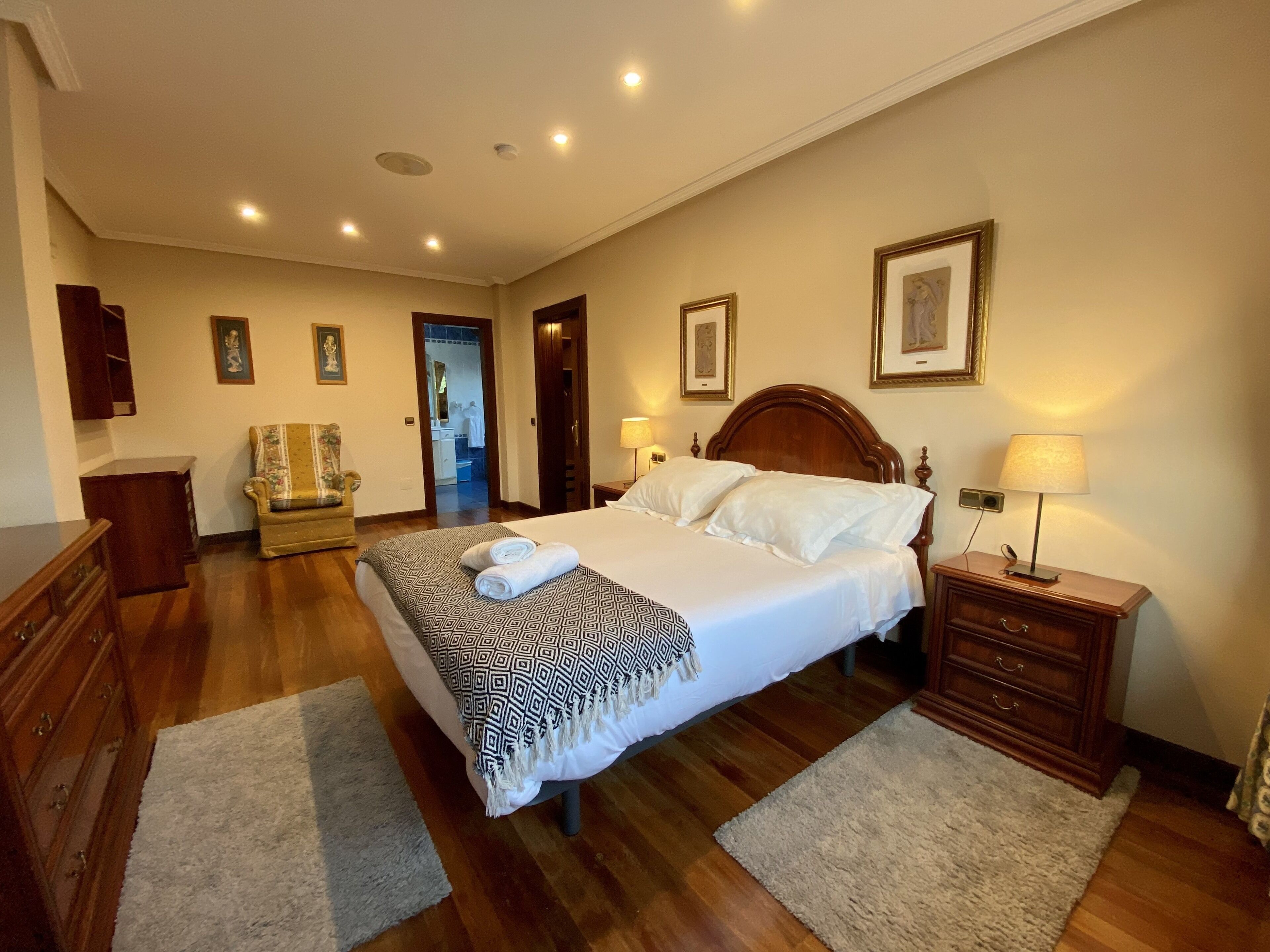 7 Schlafzimmer, Schreibtisch, schallisolierte Zimmer