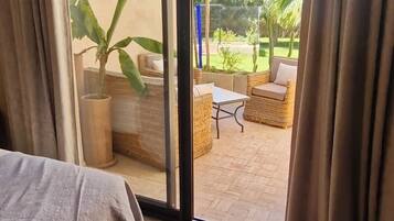 5 chambres, coffres-forts dans les chambres, bureau