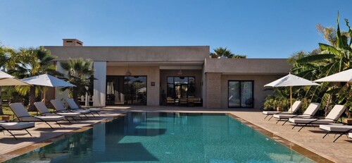 10 Minuten vom Golfplatz entfernt, Villa ISILBI, bestehend aus 5 Schlafzimmern, Swimmingpool.