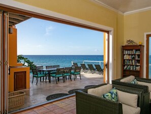 Flat-screen TV - Sea View Play (Kingshill)