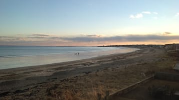 Una spiaggia nelle vicinanze, lettini da mare, teli da spiaggia