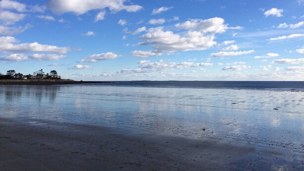 A beach with a clear sky and scattered clouds. - Sunny Jenness Beach View Home – Quiet Rd, Perfect for Families & Coastal Escapes (Rye)