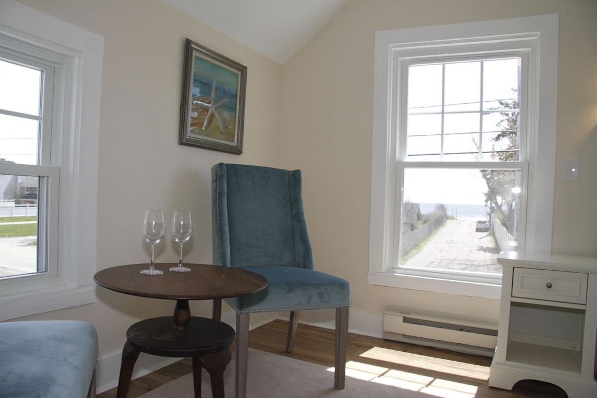 Älytelevisio, takka, pöytäjalkapallopöytä, kirjoja