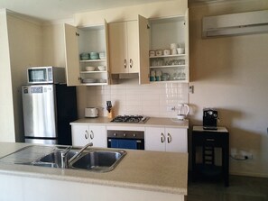 Jääkaappi, mikroaaltouuni, uuni, liesi