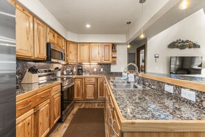 Fridge, microwave, oven, stovetop - Top Floor Condo - Perfect for 3 Couples - Hot Tubs, Free Bus Route, Private Washer/Dryer, (Steamboat Springs)