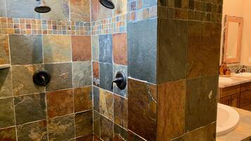 Banheira, banheira de hidromassagem, secador de cabelo, toalhas de banho