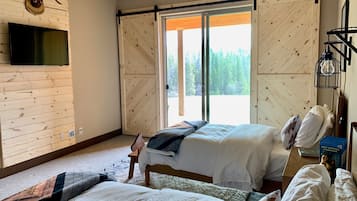 3 bedrooms, in-room safe, desk, free WiFi