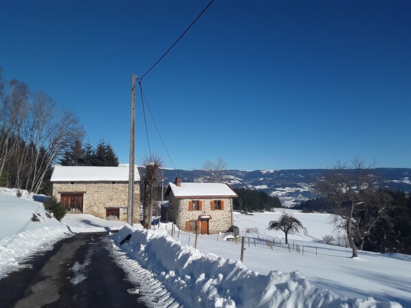 Exterior - charming little house (Thiolières)